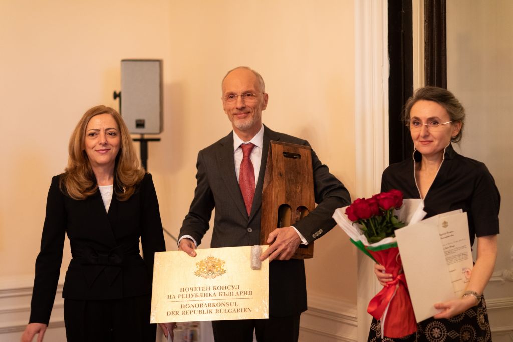 I. E. Botschafterin Shekerletova, bei der Übergabe der Berufung an Honorarkonsul Heiko Schmidt und an Svoboda Schmidt